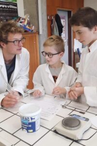 leerlingen van OV4T9-school De Branding werken samen in natuurwetenschappen.